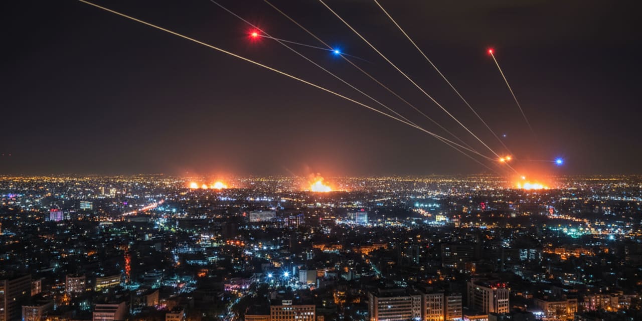 W Teheranie uruchomiono obronę powietrzną po wykryciu dronów; w mieście słychać wybuchy