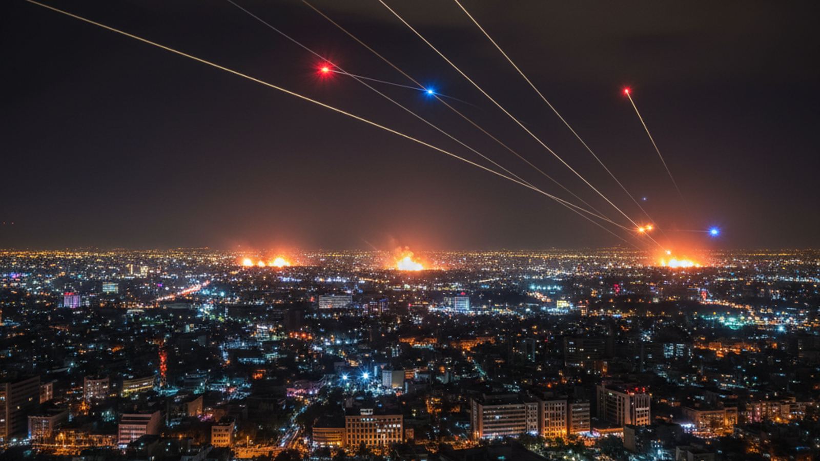 W Teheranie uruchomiono obronę powietrzną po wykryciu dronów; w mieście słychać wybuchy