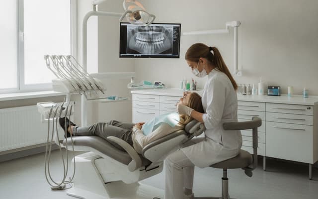 Rowerzysta potrącony przez samochód otrzymuje 52 tys. zł odszkodowania za uraz zęba i inne obrażenia
