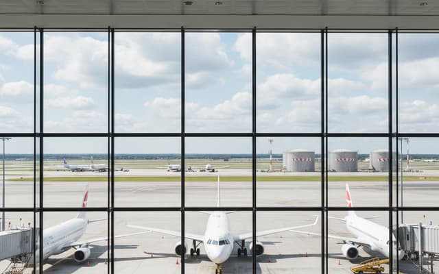 Europa ma zapasy paliwa lotniczego na około sześć tygodni. IEA ostrzega przed odwołaniami lotów